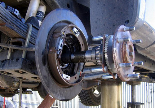 How to check the dust cover of the car drive shaft